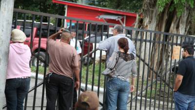Familiares reclamaron ayer el cuerpo de Luis Castillo en San Pedro Sula.