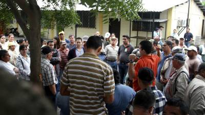 Los empleados municipales de Ambiente protestaron ayer exigiendo también el pago de salarios.