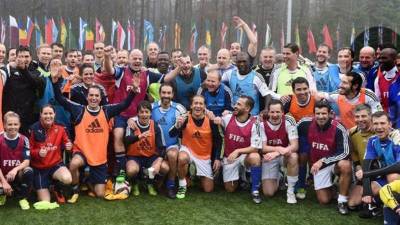 David Suazo al costado derecho con las figuras que tuvieron participación.