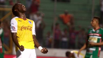 Elis tuvo sobre el cierre la oportunidad de darle el triunfo al Olimpia pero su disparo se fue desviado.