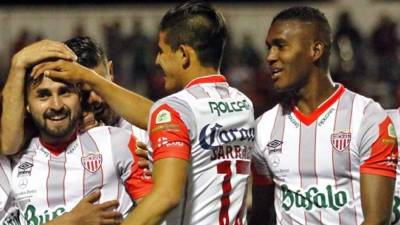 Jugadores del Necaxa, entre ellos el hondureño Brayan Beckeles, celebrando un gol en el partido.