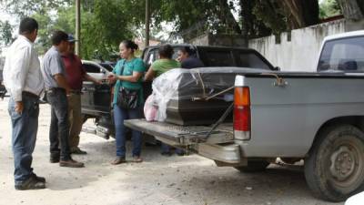 Los parientes del operario de maquila Gerson Otoniel Alvarenga Oseguera llegaron ayer a reclamar su cuerpo en la morgue de la dirección regional de Medicina Forense de San Pedro Sula.
