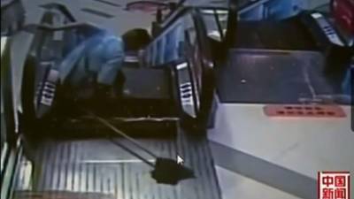 Un operario de limpieza de un centro comercial en Shanghái (este) quedó atrapado en una escalera mecánica el fin de semana y su pie tuvo que ser amputado, en el segundo accidente que este tipo de aparatos causa en China en menos de una semana, informó hoy la televisión estatal CCTV.