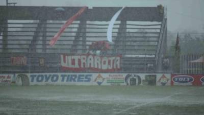 La cancha del estadio Francisco Martíez se llenó completamente de agua.