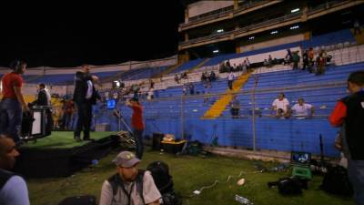 El periodista Orlando Ponce Morazán perdió la paciencia en el Estadio Olímpico tras ser insultado.
