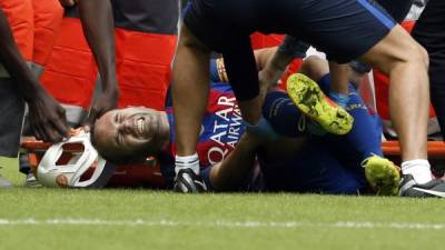 Andrés Iniesta con fuertes gestos de dolores tras el golpe en su rodilla derecha. Foto EFE