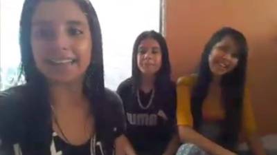 En el video, las tres menores se observan en un cuarto. La risa de las tres es casi permanente en toda la grabación.