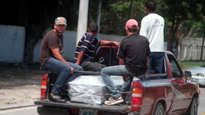 Los restos mortales del celador fueron retirados ayer de la morgue.