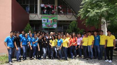 Los estudiantes se reúnen con su coordinador Roberto Carranza, de microempre