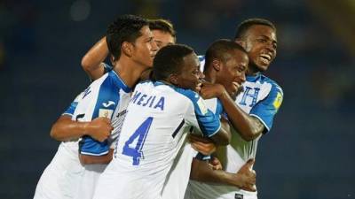 Los seleccionados catrachos celebran unos de los goles con los que vencieron a Nueva Caledonia.