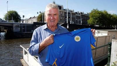 Guus Hiddink posa con la camisa de Curazao.