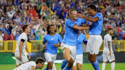 Erling Haaland celebrando su gol con sus compañeros del Manchester City.