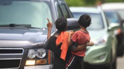 Algunas madres exponen a sus hijos en las calles al llevarlos a mendigar.