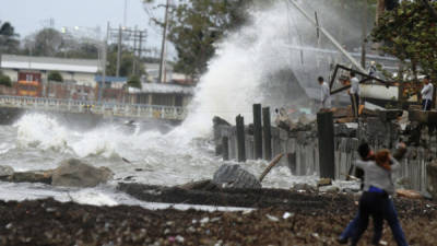 En Puerto Cortés se mantiene el oleaje alto, por lo que las autoridades piden precaución a los habitantes.