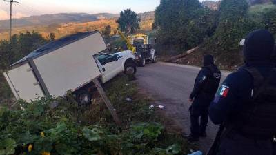 El camión tuvo que ser sacado de la hondonada por una grúa.