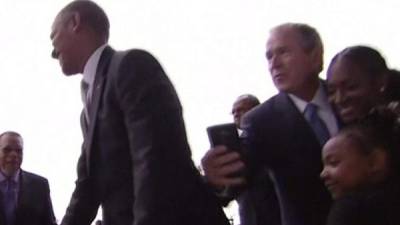 Problemas de millennials: El expresidente Bush se vio en aprietos al intentar tomarse una selfie.
