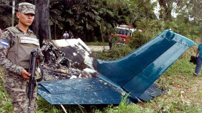 Los tripulantes murieron de manera inmediata al impactar la aeronave contra dos árboles. Entre los escombros, investigadores encontraron pertenencias de las víctimas, entre las cuales había una cuenta bancaria y una factura. Buscarán deducir si el aeroplano era utilizado o no en el narcotráfico. Foto: Samuel zelaya
