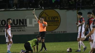 Increíble blooper: Said Martínez pitó el final del Olancho FC - Lone cuando faltaban varios minutos por disputarse