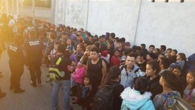 Decenas migrantes centroamericanos viajaban dentro del tráiler que fue detenido altura de la Ranchería Lázaro Cárdenas.
