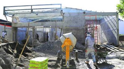 Varios edificios están en construcción.