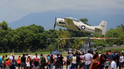 Decenas de personas observan el despegue de un North american T-28B Trojan la tarde del domingo. Fotos: Yoseph Amaya