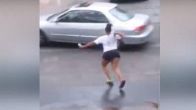 Chica descubre infidelidad de su novio; amante la atropella.