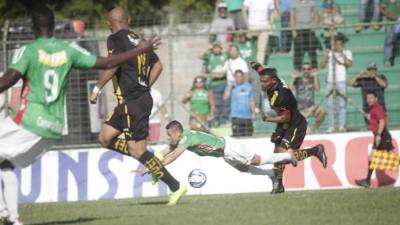 Jairo Puerto fue derribado en el área aurinegra.