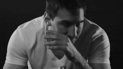 El astro argentino Leo Messi protagoniza un anuncio en el que se le caen las lágrimas por la violencia en el fútbol argentino.