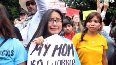 Cientos de niños se enfrentan a la dura realidad de separarse forzadamente de sus padres, como Geraldine Rodríguez de 11 años quien llora tras la detención de su madre. Foto EFE/Archivo