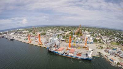 La terminal de contenedores de la ENP se ha equipado con nuevas y modernas grúas. Foto: Joseph Amaya.