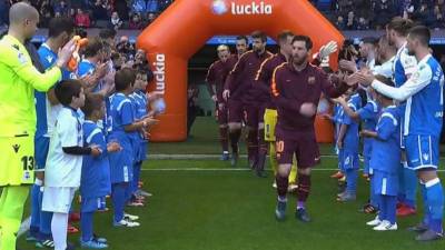 Momento en que los jugadores del Deportivo le hicieron el pasillo al Barcelona.