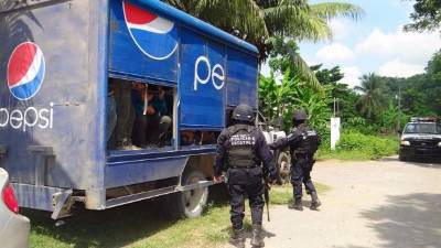 Los migrantes presentaban signos de deshidratación pese a viajar dentro de un camión de refrescos.