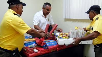 El titular de la Policía Municipal, José Ortega, dijo que la pólvora de diferente potencia fue encontrada en los puestos de los mercados, bodegas y carros en circulación.