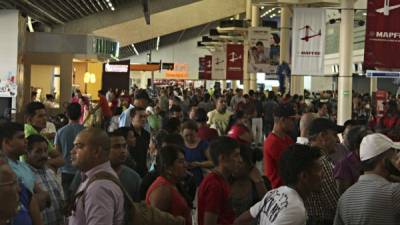 Casi 3,000 personas transitaron ayer por el aeropuerto Ramón Villeda Morales. fotos: jorge GONZALES