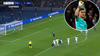 Keylor Navas se lució al parar su primer penal en la Champions League con el PSG.