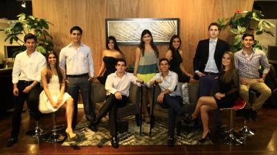 Diego Pineda, Valeria Chicas, Jean Paul Boadla, Fanny Ponce, Mateo Yibrín, Luciana Sabillón, Juan Enrique Monterroso, Nicole Ictech, Roberto Kafati, Isabella Garza y Bernardo Waincier modelarán las propuestas.