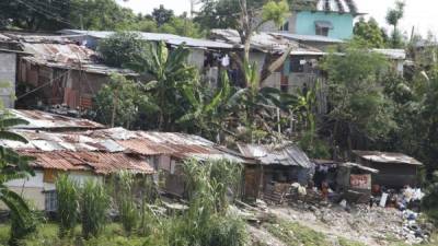 En los bordos de la ciudad, las familias han construido hasta casas de concreto. Foto: Franklin Muñoz