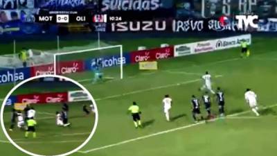 Jonathan Rougier le paró el penal a Jerry Bengtson en el primer partido de la final Motagua-Olimpia.