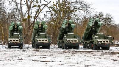 Rusia eleva las tensiones con la OTAN al realizar nuevas maniobras militares en Bielorrusia.