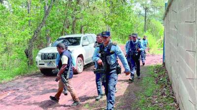 Equipos de diferentes direcciones de la Policía Nacional realizan la búsqueda de los cinco jóvenes raptados en Residencial Honduras.