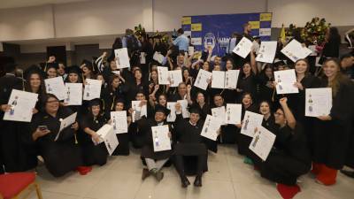 EMOCIÓN Y ORGULLO. Los jóvenes posaron muy contentos presumiendo sus títulos universitarios y están listos para brillar en las diferentes áreas profesionales en las que fueron formados. Fotos Jorge Gonzáles