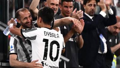 Dybala y Chiellini se despidieron de la afición de la Juve.
