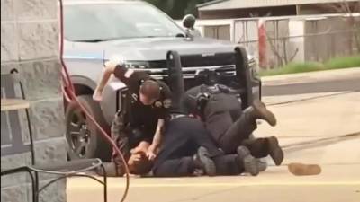 Las imágenes de tres policías agrediendo brutalmente a un sospechoso en Arkansas reabren la polémica sobre la fuerza excesiva de los agentes en EEUU.