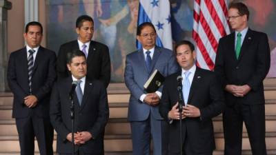 Parte del gabinete del Gobierno, el presidente Juan Orlando Hernández y el senador estadounidense Marco Rubio.