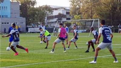 Los 20 jugadores de la Selección de Honduras que viajaron a Guatemala realizaron el primer entreno.