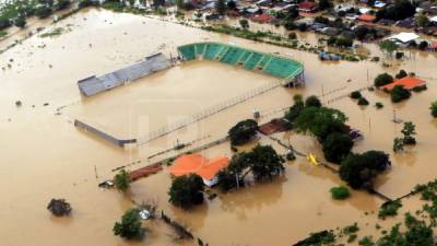 El paso del huracán Iota por Honduras ha dejado muchos lugares inundados y uno de ellos fue el nuevo estadio del Parrillas One en La Lima. Fotos Melvin Cubas