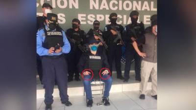 Juan Orlando Hernández siendo presentado en las instalaciones de la Dirección Nacional de Fuerzas Especiales.