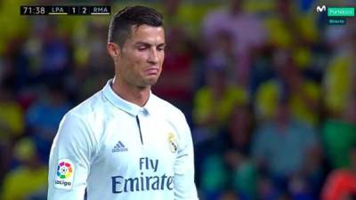 Cristiano Ronaldo salió de cambio con un gesto de molestia.