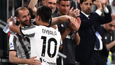 Dybala y Chiellini se despidieron de la afición de la Juve.