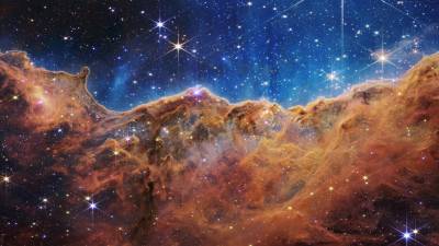 La nebulosa Carina y sus imponentes pilares, entre los que se encuentra la “Montaña Mística”, un pináculo cósmico de tres años luz de altura capturado en una imagen icónica.